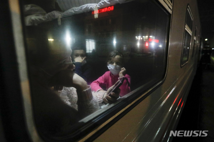 [도네츠크=AP/뉴시스] 친러시아 분리주의 세력이 장악한 우크라이나 동부 도네츠크 지역 주민들이 지난 20일(현지시간) 러시아 볼고그라드 임시 거처로 가기 위해 기차에 탑승하고 있다. 2022.02.23.