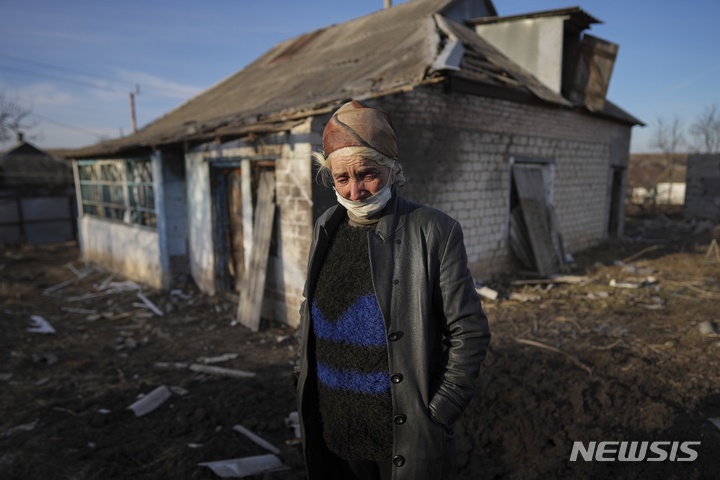 [노보냐티브카=AP/뉴시스] 20일(현지시간) 우크라이나 동부 노보냐티브카에서 우크라이나가 친 러시아 반군의 소행이라고 주장하는 포격으로 한 주민이 파손된 자신의 집 앞에서 울고 있다. 러시아가 우크라이나 동부 돈바스 지역의 상황 악화를 구실로 20일 종료 예정이던 벨라루스와의 합동 군사훈련을 연장해 우크라이나 침공에 대한 긴장이 고조되고 있다. 2022.02.21.