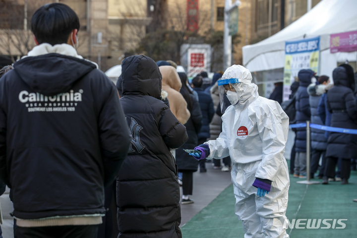 [서울=뉴시스] 정병혁 기자 = 코로나19 확산세가 이어지고 있는 21일 오전 서울 송파구보건소 선별진료소를 찾은 시민들이 검사를 받기 위해 줄 서 있다. 2022.02.21. jhope@newsis.com