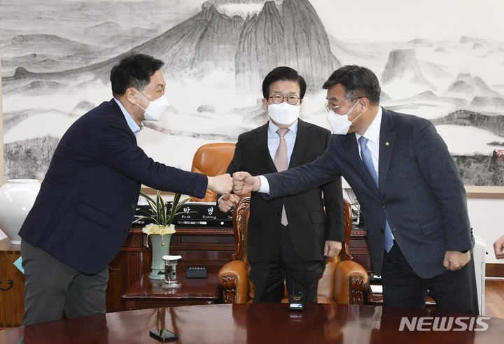 [서울=뉴시스] 최진석 기자 = 윤호중(오른쪽) 더불어민주당 원내대표와 김기현(왼쪽) 국민의힘 원내대표가 박병석 국회의장 주재로 21일 여의도 국회의장실에서 추경안 본회의 처리 여부를 두고 회동하고 있다. (공동취재사진) 2022.02.21. photo@newsis.com