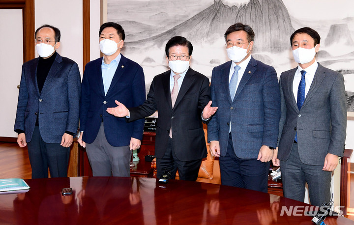 [서울=뉴시스] 최진석 기자 = 윤호중 더불어민주당 원내대표와 김기현 국민의힘 원내대표가 박병석 국회의장 주재로 21일 여의도 국회의장실에서 추경안 본회의 처리 여부를 두고 회동에 앞서 포즈를 취하고 있다. 왼쪽부터 국민의힘 추경호 원내수석부대표, 김기현 원내대표, 박병석 국회의장, 더불어민주당 윤호중 원내대표, 한병도 원내수석부대표. (공동취재사진) 2022.02.21. photo@newsis.com