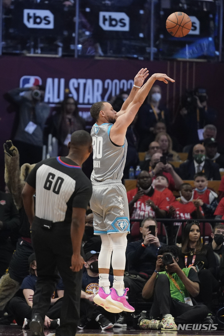 [클리블랜드=AP/뉴시스]팀 르브론은 21일(한국시간) 미국 오하이오주 클리블랜드의 로킷 모기지 필드하우스에서 열린 2021~2022시즌 NBA 올스타전에서 '팀 듀런트'에 163-160으로 이겼다. 스테판 커리가 MVP에 선정됐다.