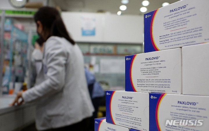 [서울=뉴시스] 백동현 기자 = 지난달 21일 오후 서울 시내 한 약국에 경구용 코로나19 치료제 팍스로비드가 놓여 있다. 질병관리청 중앙방역대책본부에 따르면 이날부터 40대 기저질환자도 팍스로비드를 처방받아 투약할 수 있다. 2022.02.21. livertrent@newsis.com