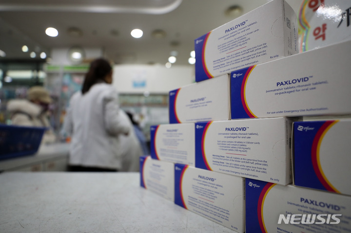 [서울=뉴시스] 백동현 기자 = 지난 21일 오후 서울 시내 한 약국에 경구용 코로나19 치료제 팍스로비드가 놓여 있다. 2022.02.21. livertrent@newsis.com