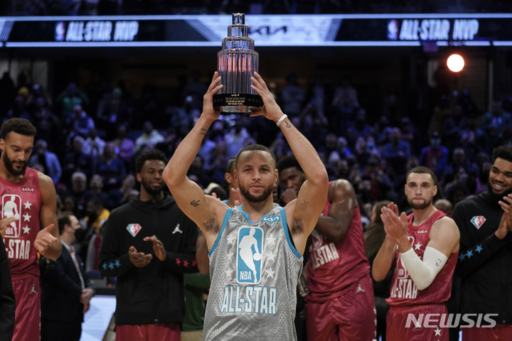 [클리블랜드=AP/뉴시스]팀 르브론은 21일(한국시간) 미국 오하이오주 클리블랜드의 로킷 모기지 필드하우스에서 열린 2021~2022시즌 NBA 올스타전에서 '팀 듀런트'에 163-160으로 이겼다. 스테판 커리가 MVP에 선정됐다.