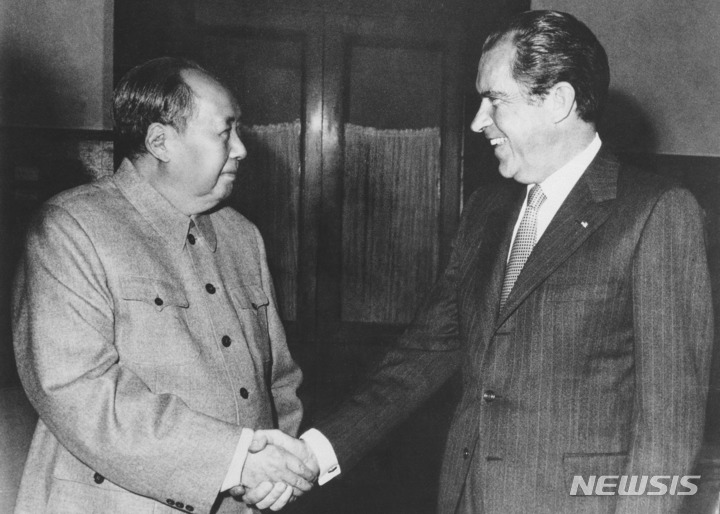 [베이징=AP/뉴시스] 리처드 닉슨 전 미국 대통령의 방중이 21일로 50주년을 맞았다. 1972년 2월 21일 닉슨 전 대통령이 베이징에서 마오쩌둥 중국 전 국가주석을 만나 악수하고 있다. 2022.02.21