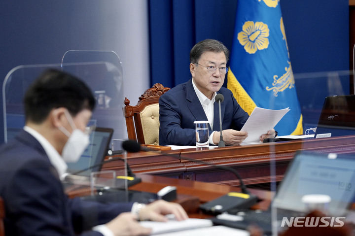 [서울=뉴시스] 김진아 기자 = 문재인 대통령이 21일 청와대 여민관에서 열린 수석보좌관회의에서 발언하고 있다. 2022.02.21. bluesoda@newsis.com