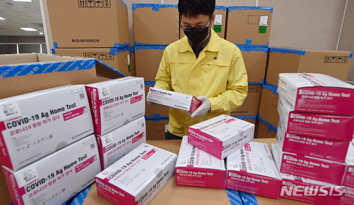 [수원=뉴시스] 김종택기자 = 21일 오후 경기도 수원시 장안구 경기도수원교육지원청에서 관계자들이 관내 유치원 및 학교에 배부할 코로나19 자가검사키트를 점검하고 있다. 정부는 오미크론 변이 대유행에 따라 유치원·초·중·고등학교 학생과 교직원에게 신속항원검사 키트를 제공하기로 하고 원생과 학생들은 주 2회, 교직원들은 주 1회씩 선제 검사를 받을 것을 권고했다. 2022.02.21. jtk@newsis.com