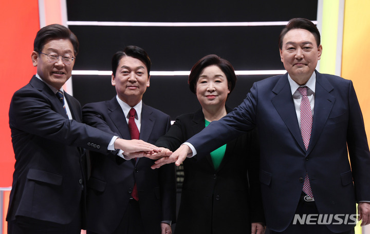 [서울=뉴시스] 국회사진기자단 = 20대 대선 후보들이 21일 서울 마포구 MBC에서 열린 중앙선거관리위원회 주관 첫 토론회 시작에 앞서 기념촬영을 하고 있다. 왼쪽부터 이재명 더불어민주당 후보, 안철수 국민의당 후보, 심상정 정의당 후보, 윤석열 국민의힘 후보. 2022.02.21. photo@newsis.com