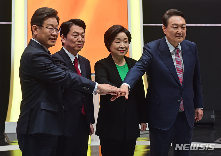 [서울=뉴시스] 국회사진기자단 = 20대 대선 후보들이 21일 서울 마포구 MBC에서 열린 중앙선거관리위원회 주관 첫 토론회 시작에 앞서 기념촬영을 하고 있다. 왼쪽부터 이재명 더불어민주당 후보, 안철수 국민의당 후보, 심상정 정의당 후보, 윤석열 국민의힘 후보. 2022.02.21. photo@newsis.com