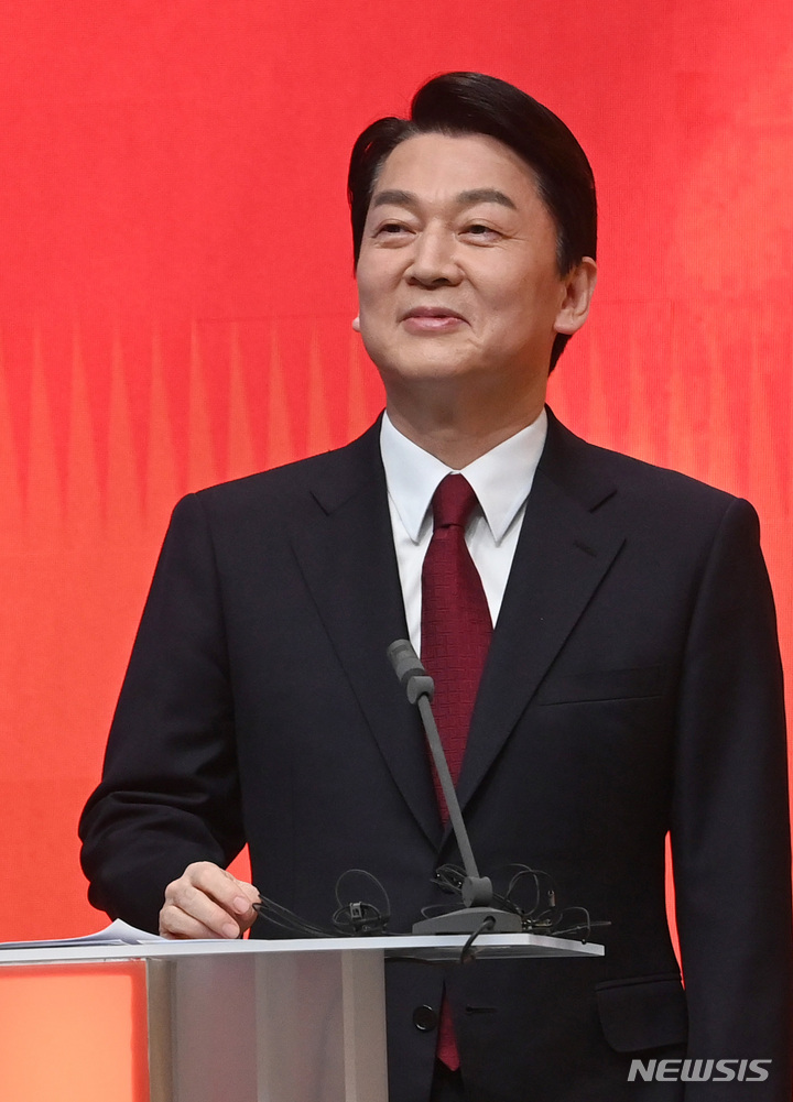 [서울=뉴시스] 국회사진기자단 = 안철수 국민의당 대선 후보가 21일 서울 마포구 MBC에서 열린 중앙선거관리위원회 주관 첫 토론회를 준비하고 있다. 2022.02.21. photo@newsis.com