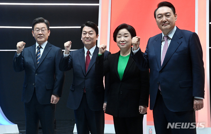 [서울=뉴시스] 국회사진기자단 = 20대 대선 후보들이 21일 서울 마포구 MBC에서 열린 중앙선거관리위원회 주관 첫 토론회 시작에 앞서 기념촬영을 하고 있다. 왼쪽부터 이재명 더불어민주당 후보, 안철수 국민의당 후보, 심상정 정의당 후보, 윤석열 국민의힘 후보. 2022.02.21. photo@newsis.com