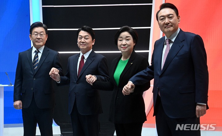 [서울=뉴시스] 국회사진기자단 = 20대 대선 후보들이 21일 서울 마포구 MBC에서 열린 중앙선거관리위원회 주관 첫 토론회 시작에 앞서 기념촬영을 하고 있다. 왼쪽부터 이재명 더불어민주당 후보, 안철수 국민의당 후보, 심상정 정의당 후보, 윤석열 국민의힘 후보. 2022.02.21. photo@newsis.com