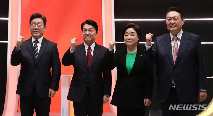 [서울=뉴시스] 국회사진기자단 = 20대 대선 후보들이 21일 서울 마포구 MBC에서 열린 중앙선거관리위원회 주관 첫 토론회 시작에 앞서 기념촬영을 하고 있다. 왼쪽부터 이재명 더불어민주당 후보, 안철수 국민의당 후보, 심상정 정의당 후보, 윤석열 국민의힘 후보. 2022.02.21. photo@newsis.com