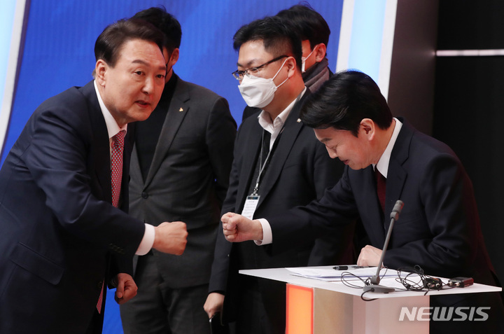 [서울=뉴시스] 국회사진기자단 = 윤석열 국민의힘 대선 후보와 안철수 국민의당 대선 후보가 21일 서울 마포구 MBC에서 열린 중앙선거관리위원회 주관 첫 토론회에서 인사를 나누고 있다. 2022.02.21. photo@newsis.com