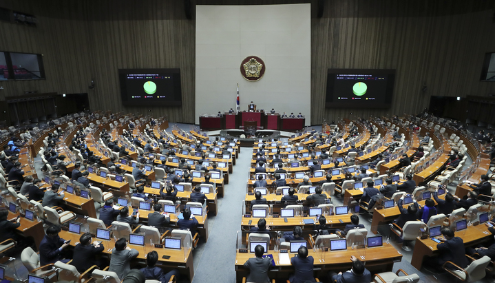 [서울=뉴시스] 최진석 기자 =  코로나 피해지원 관련 16.9조 규모의 내용이 담긴 2022년도 제1회 추가경정예산안 수정안이 21일 서울 여의도 국회에서 열린 제393회국회(임시회) 제3차 본회의에서 가결되고 있다.  2022.02.21. myjs@newsis.com