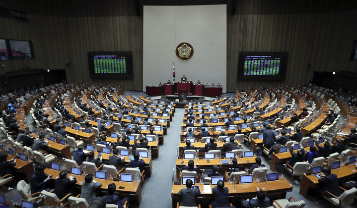 [서울=뉴시스] 최진석 기자 = 코로나 피해지원 관련 16.9조 규모의 내용이 담긴 2022년도 제1회 추가경정예산안 수정안이 21일 서울 여의도 국회에서 열린 제393회국회(임시회) 제3차 본회의에서 가결되고 있다. 2022.02.21. myjs@newsis.com