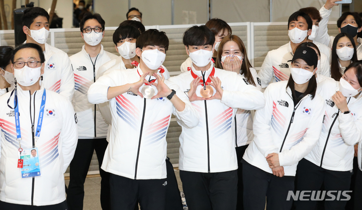 [인천공항=뉴시스] 조수정 기자 = 2022 베이징 동계올림픽에 출전했던 대한민국 선수단 스피드스케이팅 은메달 정재원, 동메달 김민석이 21일 오후 인천국제공항 제2터미널을 통해 귀국, 입국장에서 열린 환영행사에서 메달을 들어보이고 있다. 2022.02.21. chocrystal@newsis.com
