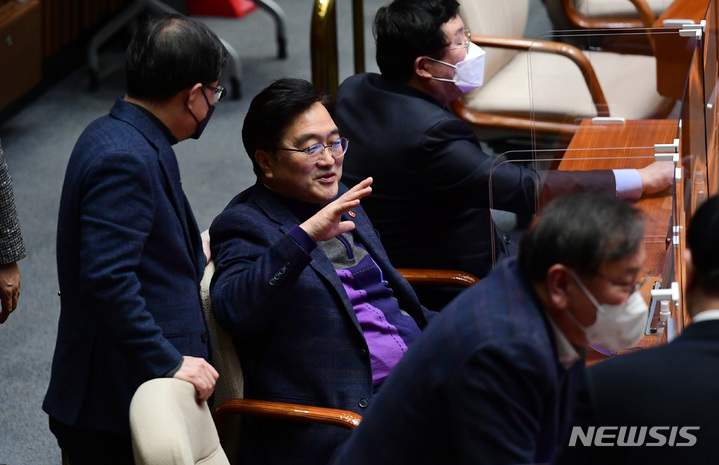 [서울=뉴시스] 최진석 기자 = 21일 서울 여의도 국회에서 열린 본회의에서 우원식 더불어민주당 의원이 마스크를 벗고 동료 의원과 대화하고 있다. (공동취재사진) 2022.02.21. photo@newsis.com