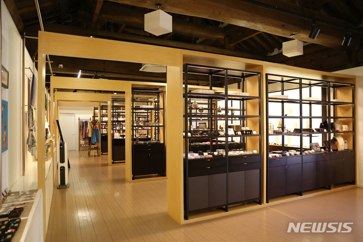 [전주=뉴시스]윤난슬 기자 = 전주공예품전시관 판매관.(사진=한국전통문화전당 제공) 