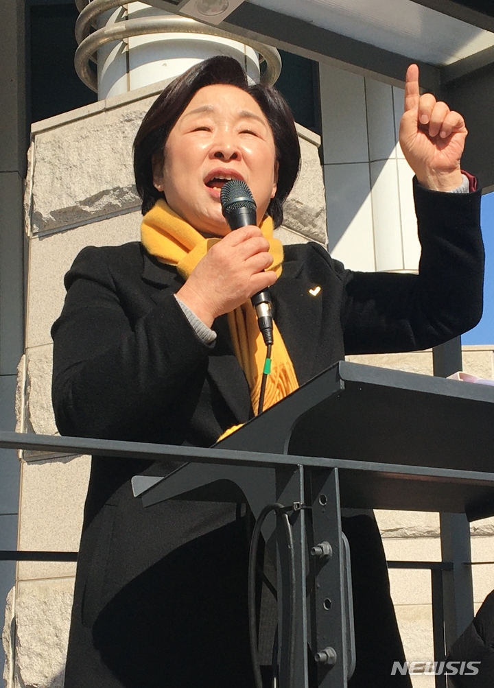 [대전=뉴시스] 조명휘 기자 = 심상정 정의당 대전후보가 22일 대전 서구 둔산우체국 앞에서 유세를 하고 있다. 2022.02.22. joemedia@newsis.com