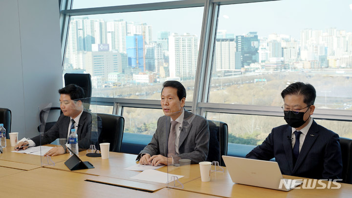 [서울=뉴시스]김우곤 한국투자신탁운용 기획실 차장, 배재규 한국투자신탁운용 대표이사, 심재환 한국투자신탁운용 최고투자책임자(CIO). (사진 = 한국투자신탁운용 제공)