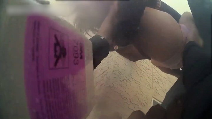 21일 미국 애리조나주 불이 난 아파트에서 용감한 시민이 아이들을 구조해 냈다. 출처: 유튜브 The Mesa Police Department *재판매 및 DB 금지