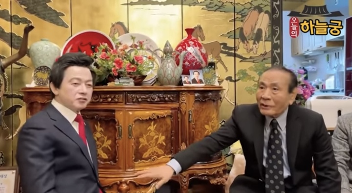 [서울=뉴시스] 허경영, 오지명. 2022.02.22. (사진 = 허경영 TV 캡처) photo@newsis.com*재판매 및 DB 금지 *재판매 및 DB 금지