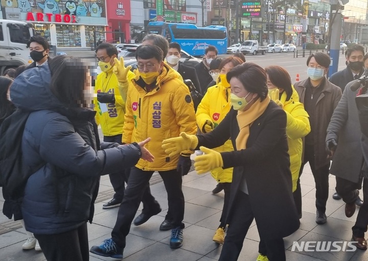 [천안=뉴시스] 이종익 기자 = 심상정 정의당 대선 후보가 22일 오후 충남 천안의 신세계백화점 천안아산점 앞에서 지지를 호소하며 거리 유세를 펼치고 있다. 2022.02.22. 007news@newsis.com 