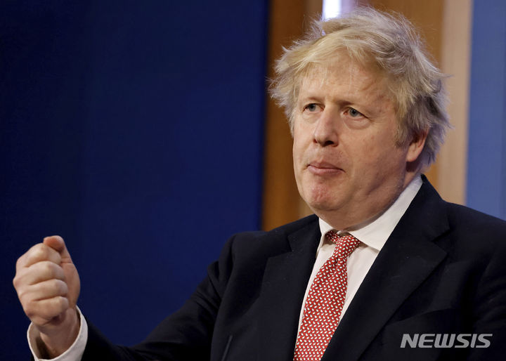 [런던=AP/뉴시스] 보리스 존슨 영국 총리가 21일(현지시간) 런던 총리관저에서 정부의 새로운 코로나19 장기 계획에 관해 말하고 있다. 존슨 총리는 이날 의회에 나와 24일부터 자가격리를 포함한 법적 방역 규정을 모두 폐지한다고 밝혔다. 그는 오미크론 변이가 덜 위험하다는 점을 강조하면서 정점도 지났기 때문에 막대한 비용을 들여 검사하고 규제할 필요가 없다고 설명했다. 2022.02.22.