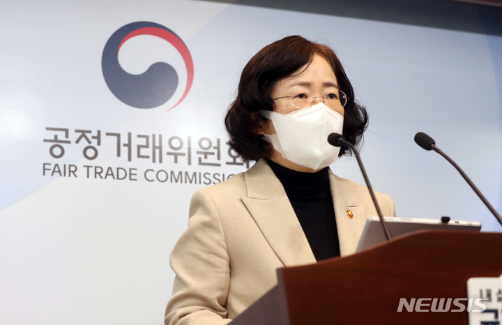 [세종=뉴시스] 강종민 기자 = 조성욱 당시 공정거래위원장이 2022년 2월22일 오전 정부세종청사에서 대한항공이 아시아나항공의 주식 63.88%를 취득하는 기업결합을 조건부 승인하기로 결정했다고 발표하고 있다. 2022.02.22. ppkjm@newsis.com