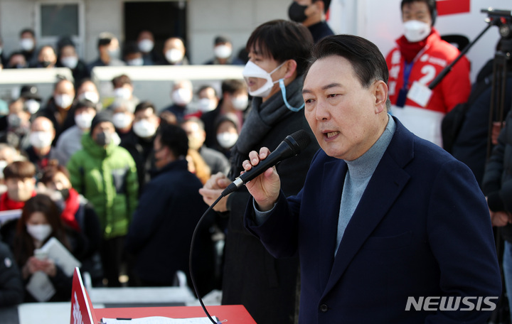 [당진=뉴시스] 전신 기자 = 윤석열 국민의힘 대선 후보가 22일 충남 당진 시장중앙길 미소상가 앞에서 시민들을 향해 지지를 호소하고 있다. 2022.02.22. photo1006@newsis.com