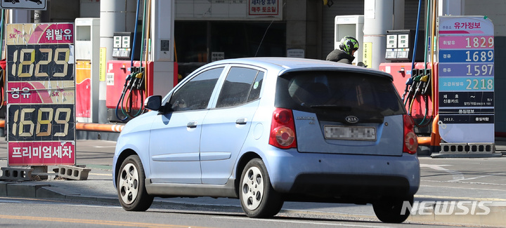 [서울=뉴시스] 이영환 기자 = 22일 한국석유공사 유가정보서비스 오피넷에 따르면 지난 21일 서울 휘발유 평균 판매가격이 전일 대비 4.83원 오른 리터당 1801.7원을 기록했다. 서울 가격이 1800원을 넘어선 것은 유류세가 인하된 지난해 11월12일 이후 약 14주만이다. 서울 경유 평균 판매가격도 리터당 전일대비 5.39원 오른 1636.28원을 기록했다. 2022.02.22. 20hwan@newsis.com