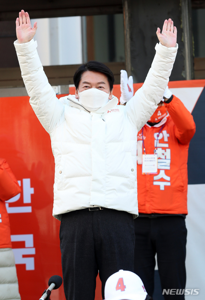 [부산=뉴시스] 하경민 기자 = 안철수 국민의당 대선 후보가 22일 부산 중구 광복로 시티스팟에서 마련된 유세차량에 올라 손을 들어 지지자들에게 인사하고 있다. 2022.02.22. yulnetphoto@newsis.com