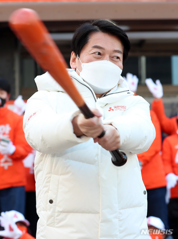 [부산=뉴시스] 하경민 기자 = 안철수 국민의당 대선 후보가 22일 부산 중구 광복로 시티스팟에서 유세를 펼치기에 앞서 '4번 타자'를 강조하며 야구 배트를 휘두르는 퍼포먼스를 펼치고 있다. 2022.02.22. yulnetphoto@newsis.com