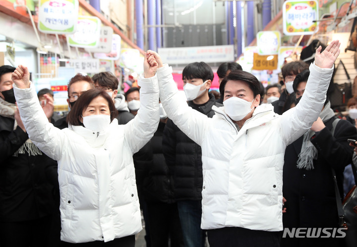 [부산=뉴시스] 하경민 기자 = 안철수 국민의당 대선 후보가 22일 부산 중구 부평깡통시장에서 깜짝 연설을 한 뒤 부인 김미경 교수와 함께 손을 들고 인사하고 있다. 2022.02.22. yulnetphoto@newsis.com