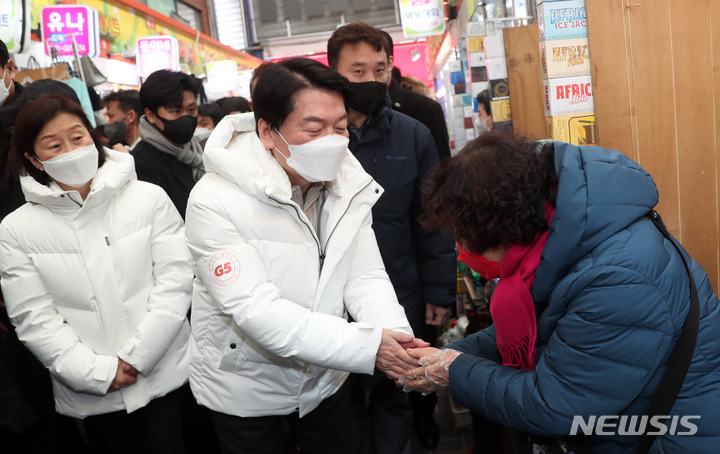 [부산=뉴시스] 하경민 기자 = 안철수 국민의당 대선 후보 부부가 22일 부산 중구 부평깡통시장을 방문, 상인들과 인사하며 지지를 호소하고 있다. 2022.02.22. yulnetphoto@newsis.com