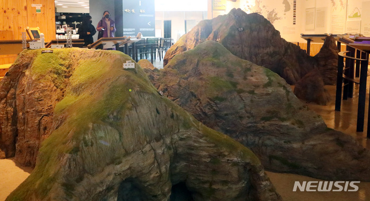 [서울=뉴시스] 추상철 기자 = 일본이 주장하는 '다케시마의 날'인 지난 2월22일 오후 서울 서대문구 독도체험관에서 관람객이 독도모형을 살펴보고 있다. 2022.10.24. scchoo@newsis.com