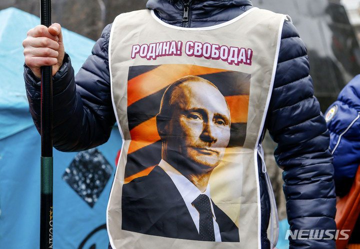 [도네츠크=AP/뉴시스]2014년 3월 우크라이나 도네츠크의 친러시아 시위. 2014.3.16.