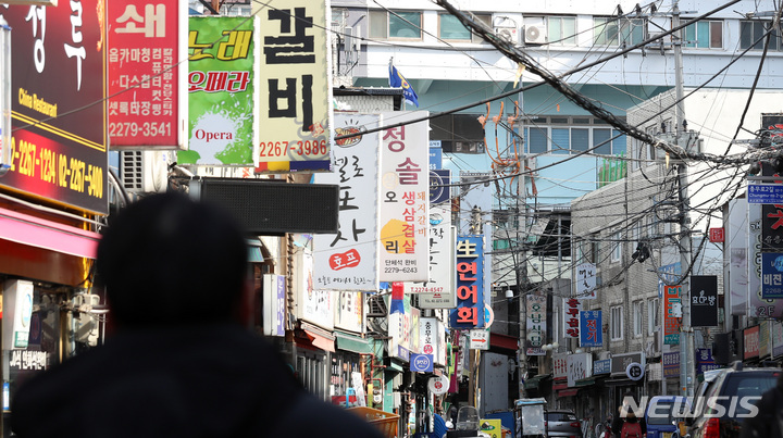 [서울=뉴시스] 이영환 기자 = 서울 중구 인현시장 일대 상점가.  2022.02.22. 20hwan@newsis.com