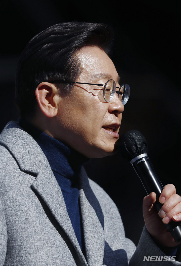 [인천=뉴시스] 최동준 기자 = 이재명 더불어민주당 대선 후보가 22일 인천 남동구 로데오거리광장에서 집중 유세를 열고 지지를 호소하고 있다. 2022.02.22. photocdj@newsis.com