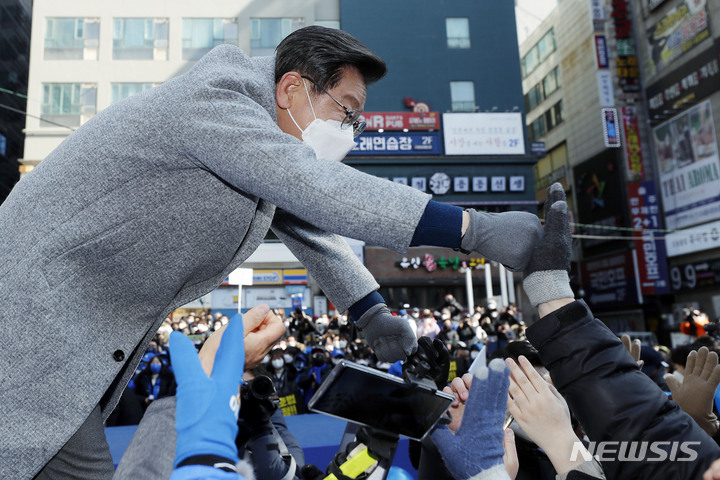 [인천=뉴시스] 최동준 기자 = 이재명 더불어민주당 대선 후보가 22일 인천 남동구 로데오거리광장에서 집중 유세를 열고 지지를 호소하고 있다. 2022.02.22. photocdj@newsis.com