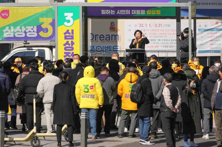 [서울=뉴시스] 김선웅 기자 = 심상정 정의당 대선 후보가 22일 대전 둔산 우체국 앞에서 유세를 하며 지지를 호소하고 있다. (사진=정의당 제공) 2022.02.22. photo@newsis.com *재판매 및 DB 금지