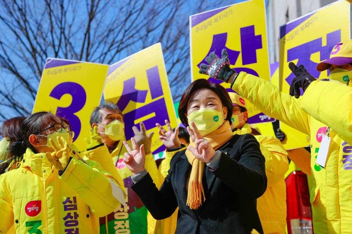 [서울=뉴시스] 김선웅 기자 = 심상정 정의당 대선 후보가 22일 대전 둔산 우체국 앞에서 유세를 하며 지지를 호소하고 있다. (사진=정의당 제공) 2022.02.22. photo@newsis.com *재판매 및 DB 금지