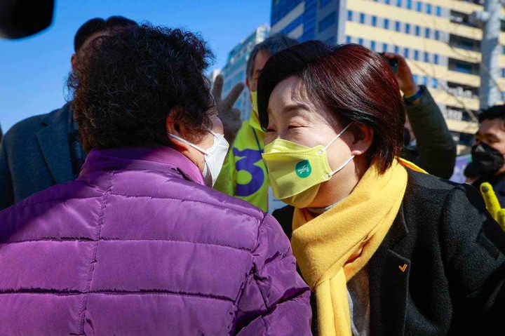 [서울=뉴시스] 김선웅 기자 = 심상정 정의당 대선 후보가 22일 대전 둔산 우체국 앞에서 유세를 하며 지지를 호소하고 있다. (사진=정의당 제공) 2022.02.22. photo@newsis.com *재판매 및 DB 금지