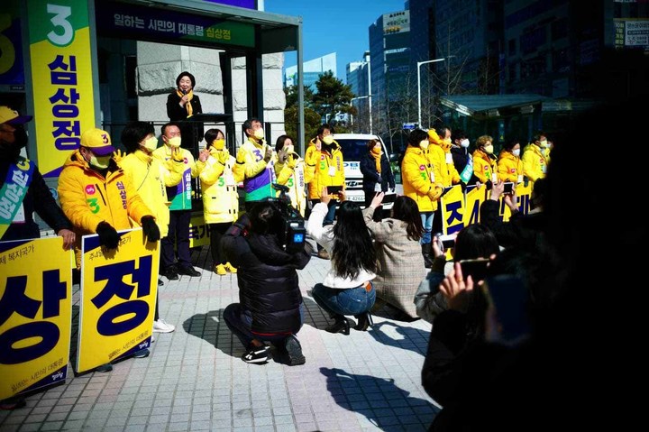 [서울=뉴시스] 김선웅 기자 = 심상정 정의당 대선 후보가 22일 대전 둔산 우체국 앞에서 유세를 하며 지지를 호소하고 있다. (사진=정의당 제공) 2022.02.22. photo@newsis.com *재판매 및 DB 금지
