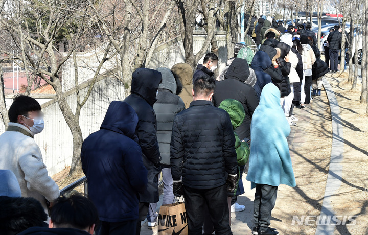 [대구=뉴시스] 이무열 기자 = 22일 오후 대구 수성구 대구스타디움 제3주차장에 마련된 임시선별검사소에서 시민들이 코로나19 진단검사를 받기 위해 순서를 기다리고 있다. 2022.02.22. lmy@newsis.com