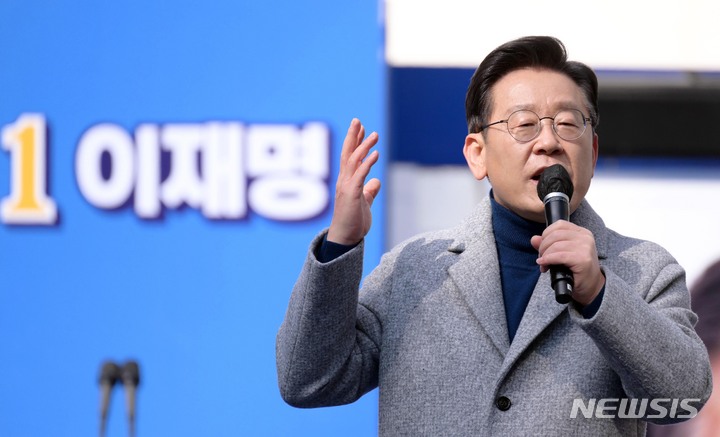 [서울=뉴시스] 국회사진기자단 = 이재명 더불어민주당 대선 후보가 22일 인천 남동구 로데오거리광장에서 집중 유세를 열고 지지를 호소하고 있다. 2022.02.22. photo@newsis.com