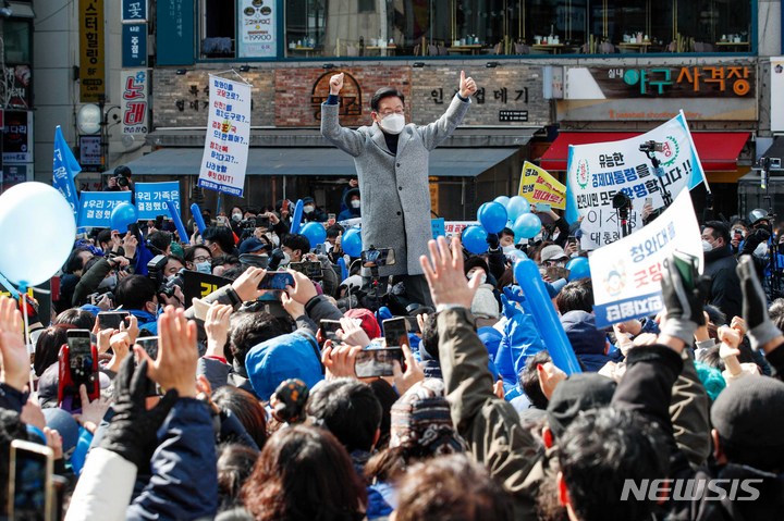 [서울=뉴시스] 국회사진기자단 = 이재명 더불어민주당 대선 후보가 22일 인천 남동구 로데오거리광장에서 집중 유세를 열고 지지를 호소하고 있다. 2022.02.22. photo@newsis.com