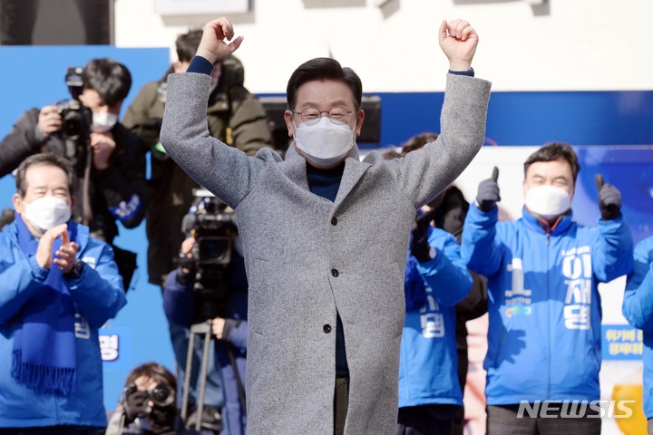 [서울=뉴시스] 국회사진기자단 = 이재명 더불어민주당 대선 후보가 22일 인천 남동구 로데오거리광장에서 집중 유세를 열고 지지를 호소하고 있다. 2022.02.22. photo@newsis.com